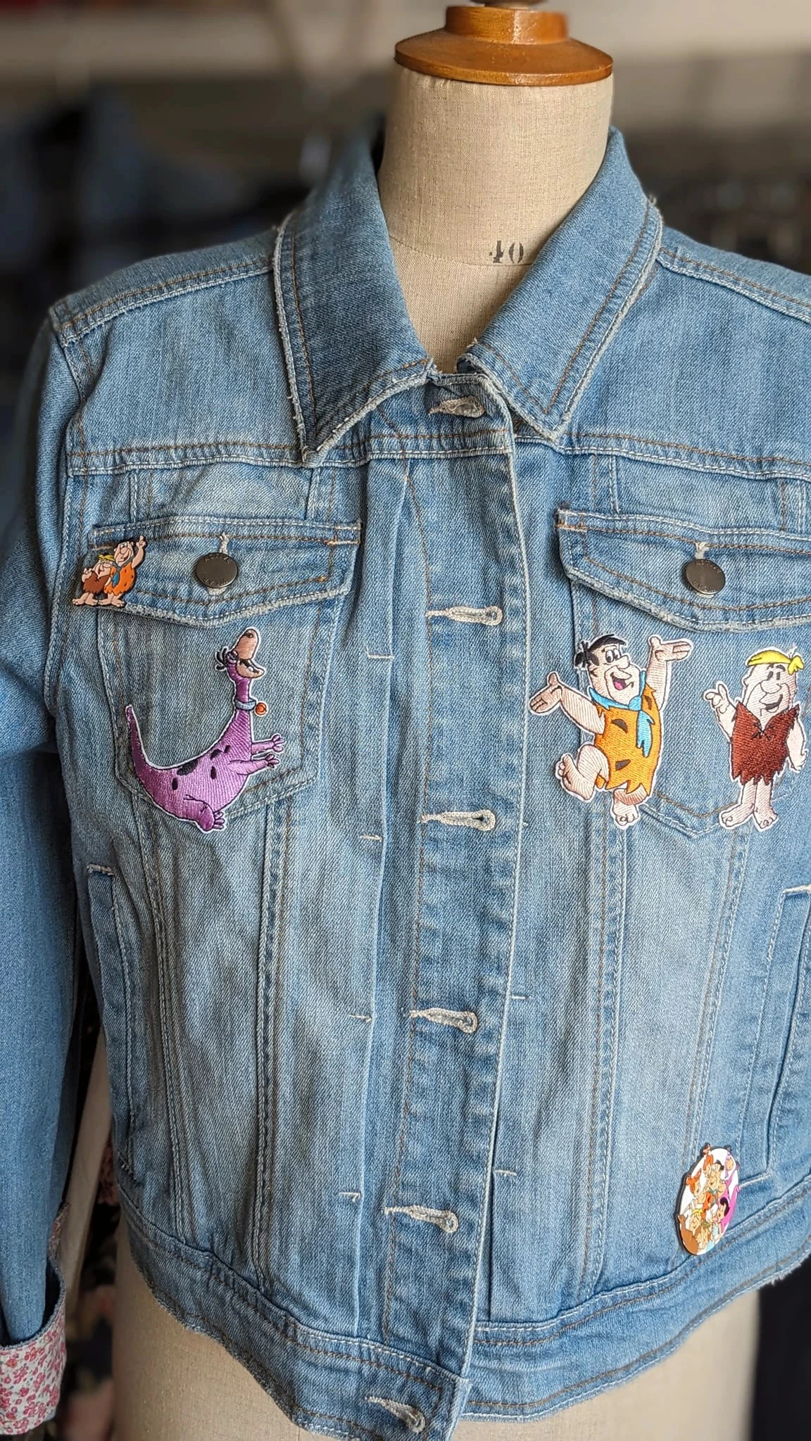 Veste en jean brodée "La famille Pierrafeu - the Flinstones"